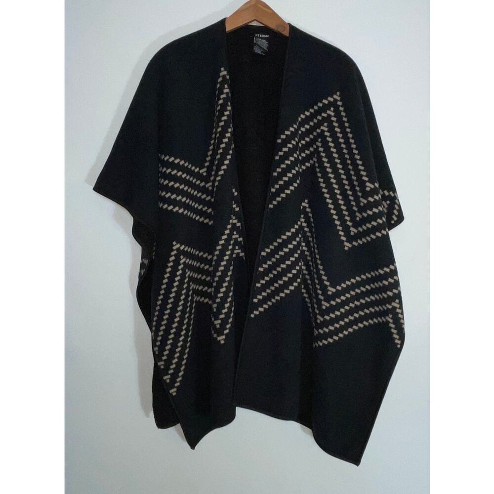 Ike Behar Reversible Wrap - One Size - Black & White Pattern‎ to Black Fleece